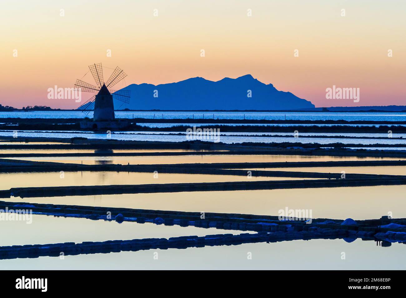 Salzwiesen im Naturschutzgebiet „Isole dello Stagnone di Marsala“ - Trapani, Sizilien, Italien Stockfoto