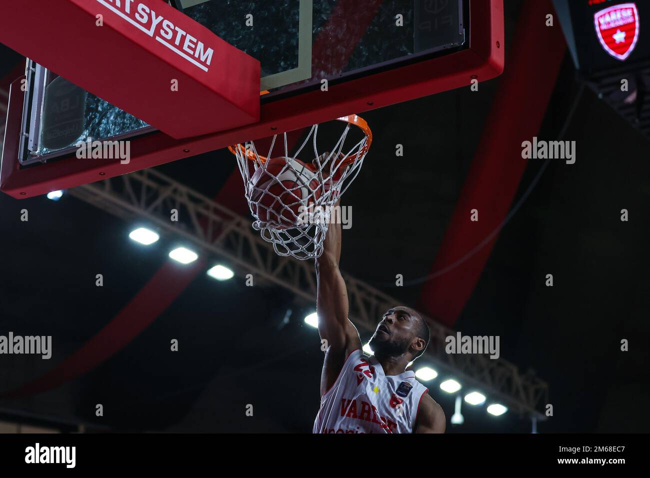 Markel Brown #22 von Pallacanestro Varese OpenJobMetis in Aktion während der LBA Lega Basket Ein reguläres Saisonspiel 2022/23 zwischen Pallacanestro Varese OpenJobMetis und Bertram Yachts Derthona Basket Tortona in der Enerxenia Arena, Varese, Italien, am 02. Januar 2023 Stockfoto