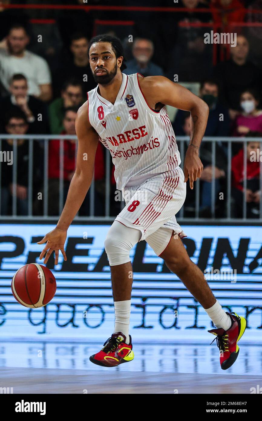 Andriu Tomas Woldetensae #8 von Pallacanestro Varese OpenJobMetis in Aktion während der LBA Lega Basket Ein reguläres Saisonspiel 2022/23 zwischen Pallacanestro Varese OpenJobMetis und Bertram Yachts Derthona Basket Tortona in der Enerxenia Arena, Varese, Italien, am 02. Januar 2023 Stockfoto