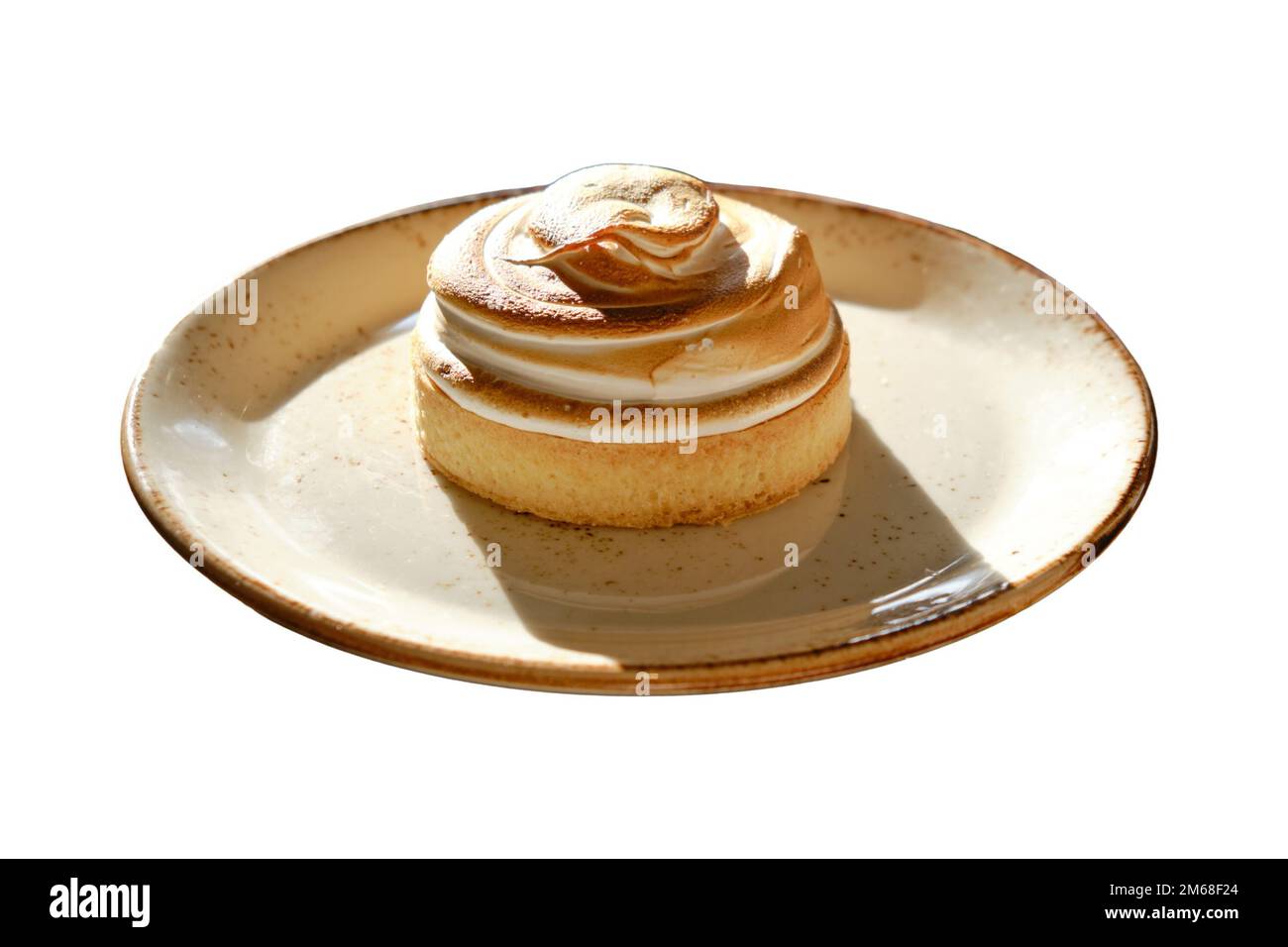 Zitronenkuchen auf einem Café-Tisch, isoliert auf weißem Hintergrund Stockfoto