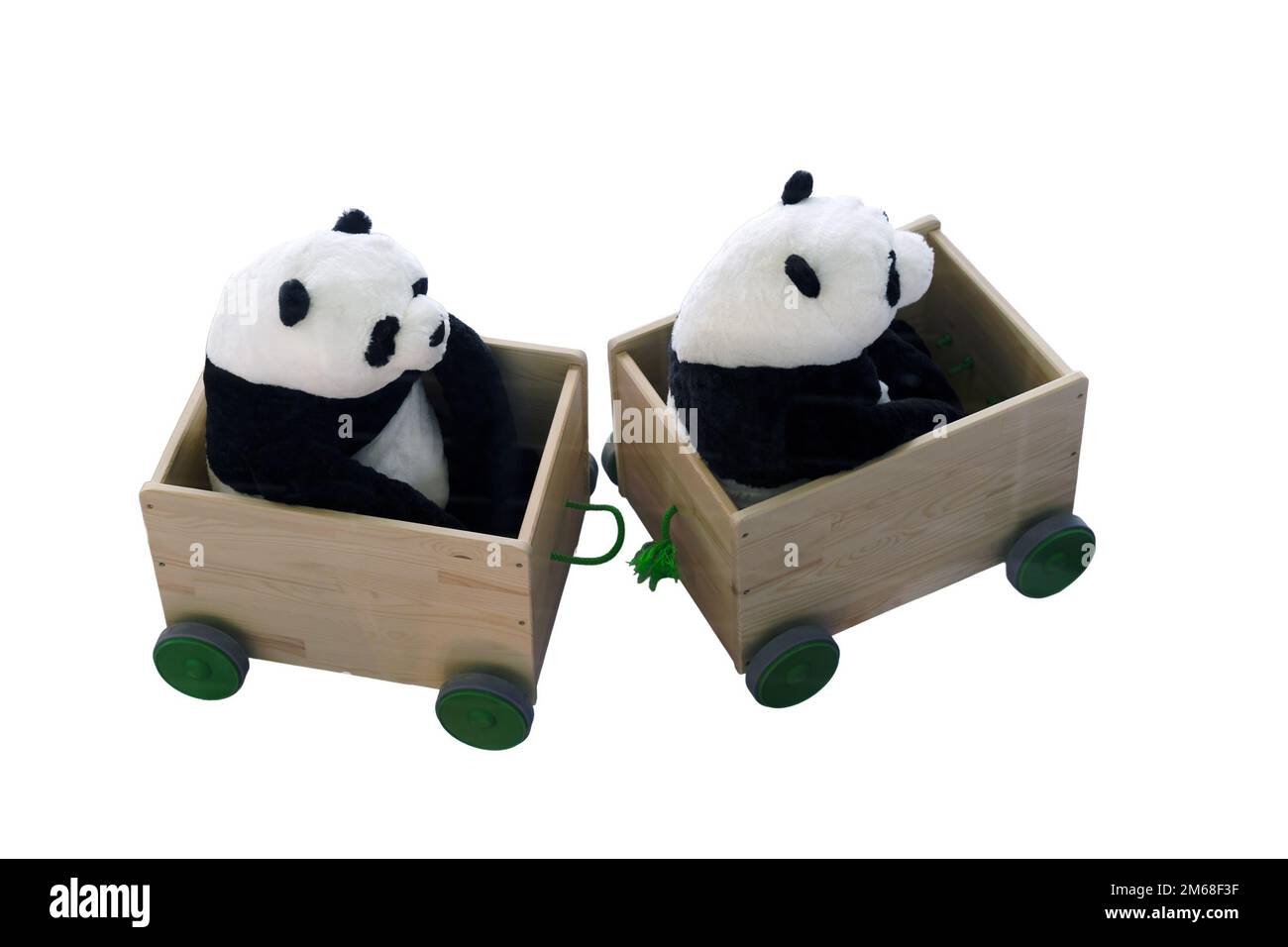 Spielzeug-Pandas fahren in einem Eisenbahnwaggon, isoliert auf weißem Hintergrund. Pandas in Klappbrettern, isoliert auf weißem Hintergrund Stockfoto