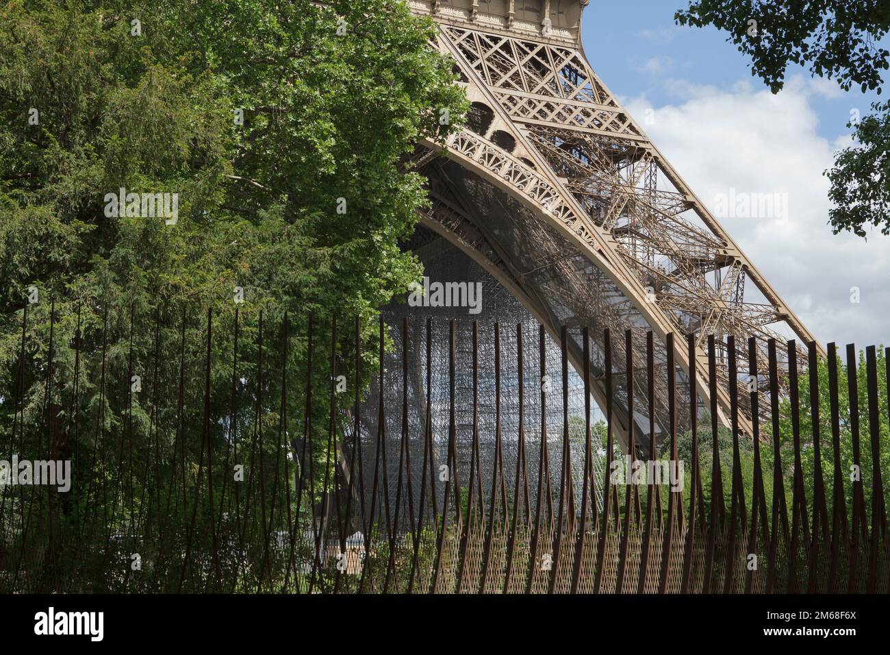 Ein Sicherheitszaun um den Eiffelturm, der während der Reparatur des beschädigten Bauwerks mit Gerüsten gefüllt ist Stockfoto