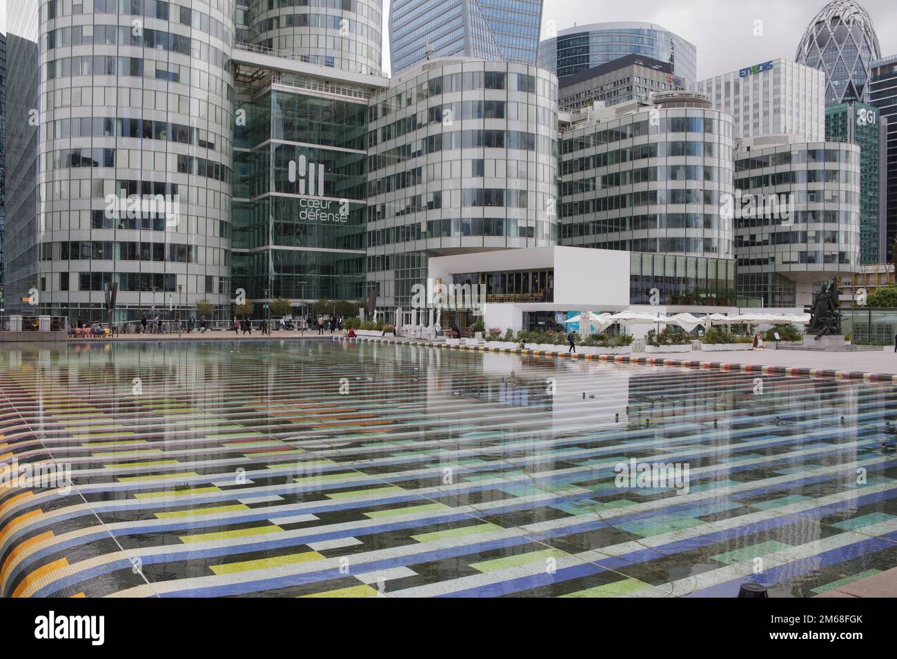 Das Cœur Défense, ein Bürokomplex und Wolkenkratzer im Herzen von La Défense, dem Geschäftsviertel in Paris Stockfoto