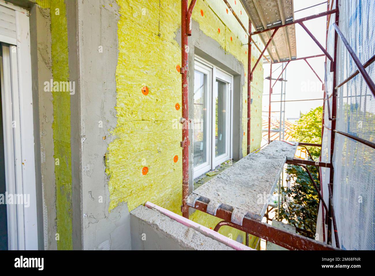Angewendet thermische Isolierung Steinwolle auf der Ziegelwand des Wohngebäudes im Bau, Wärmedämmung mit Mineralwolle. Stockfoto