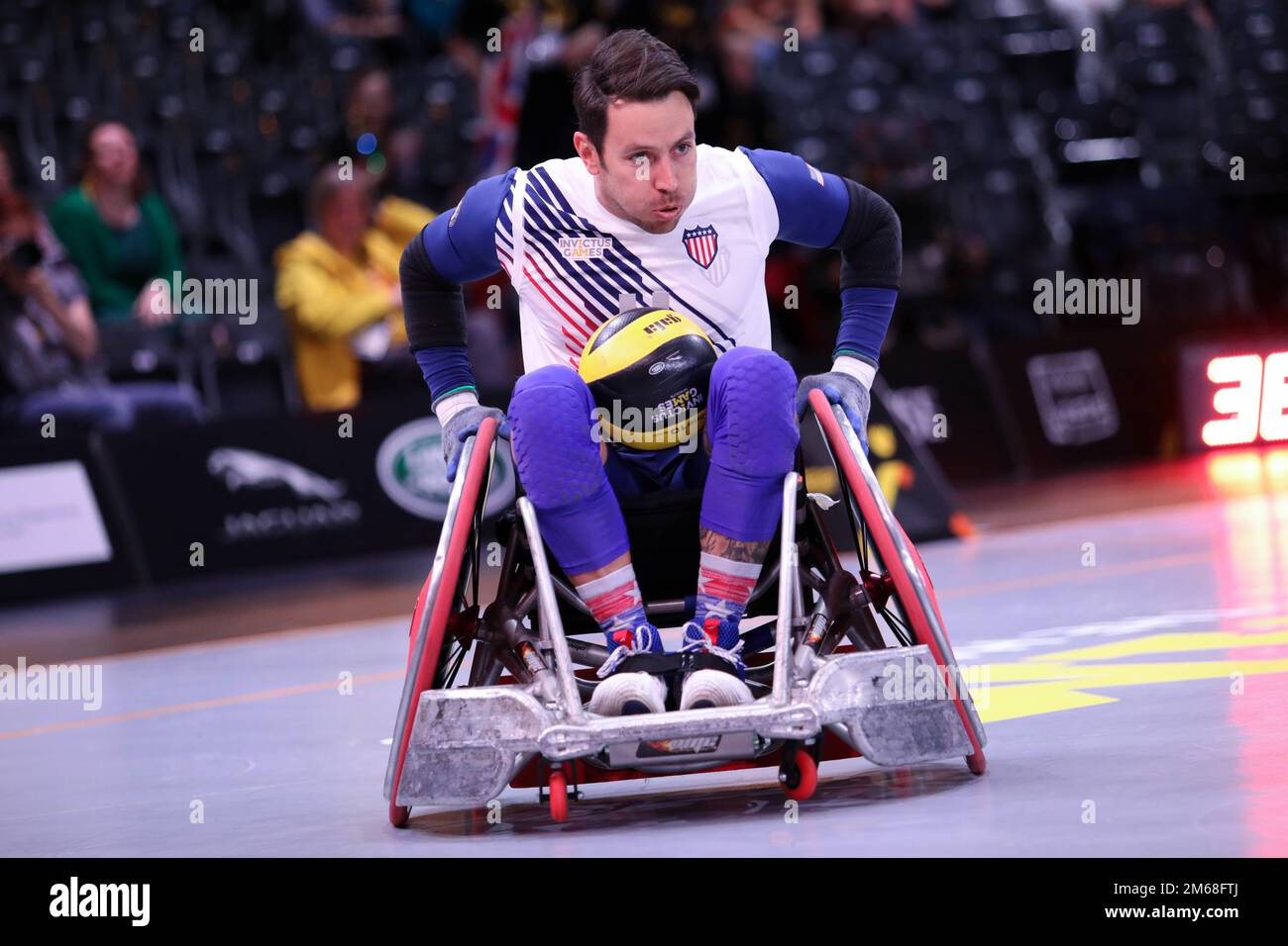 Master Sgt. Kenneth Guinn tritt am 19. April 2022 im Rollstuhl-Rugby gegen das Team United Kingdom bei den Invictus Games in Den Haag in den Niederlanden an. Stockfoto