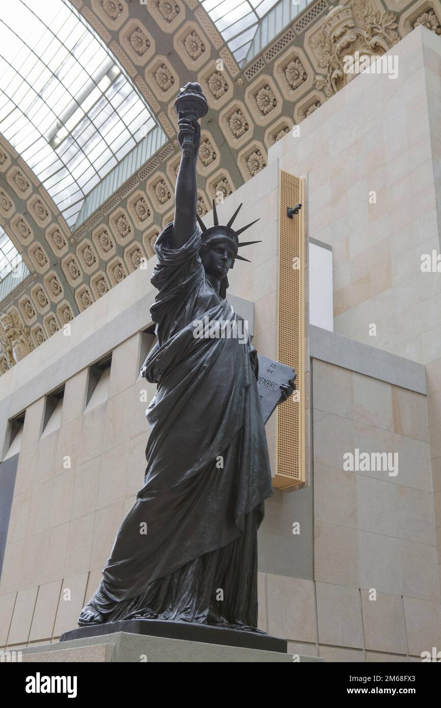 Eine Bronzekopie der berühmten Freiheitsstatue von Frédéric-Auguste Bartholdiin im Musée d'Orsay in Paris Stockfoto