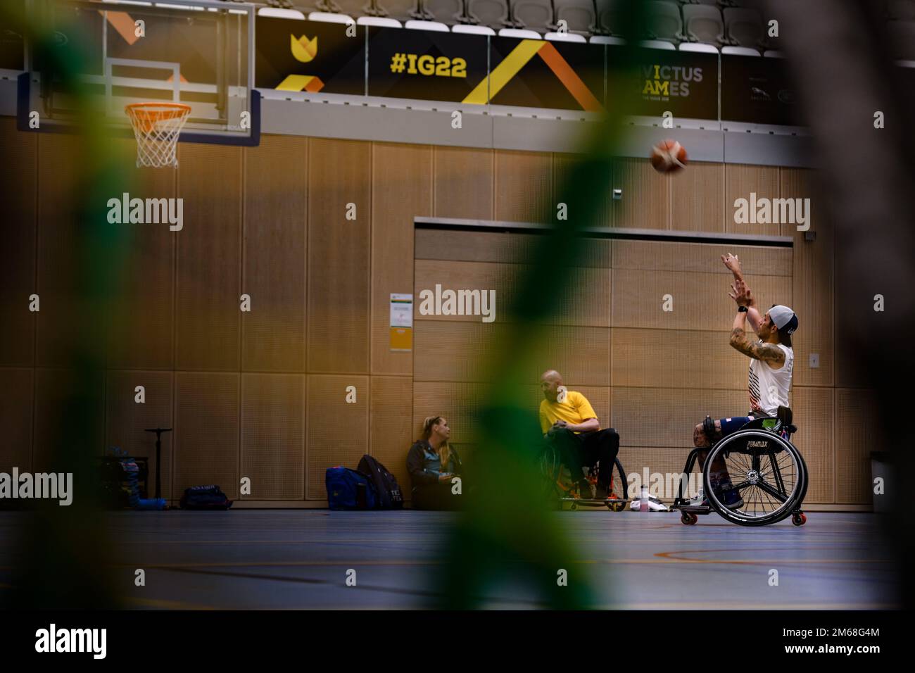 Kenneth Guinn, Meister der US-Luftwaffe, schießt einen Ball während des Rollstuhlbasketballtrainings für die Invictus Games in den Haag, Niederlande, 19. April 2022. Die Invictus Games bestehen aus fast 20 Nationen, mehr als 500 militärischen Wettbewerbern, die an 10 Sportveranstaltungen vom 16. Bis 22. April 2022 teilnehmen. IG22, Invictus Games, WeAreTeamUS, Rollstuhlbasketball, Stockfoto