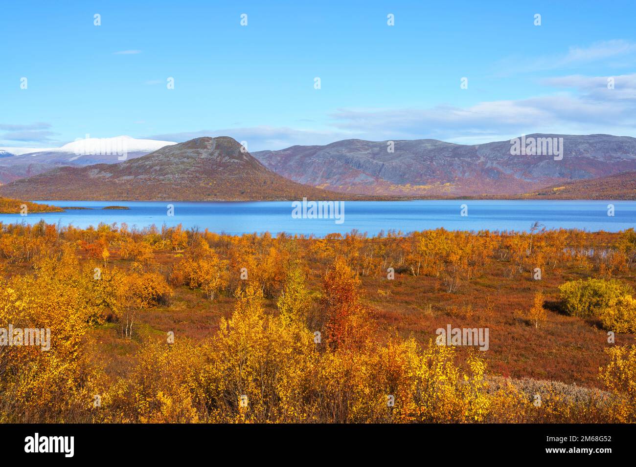 Herbstsaison im Kiruna County mit Blick auf den See Torneträsl, schwedisches Lappland, Schweden Stockfoto