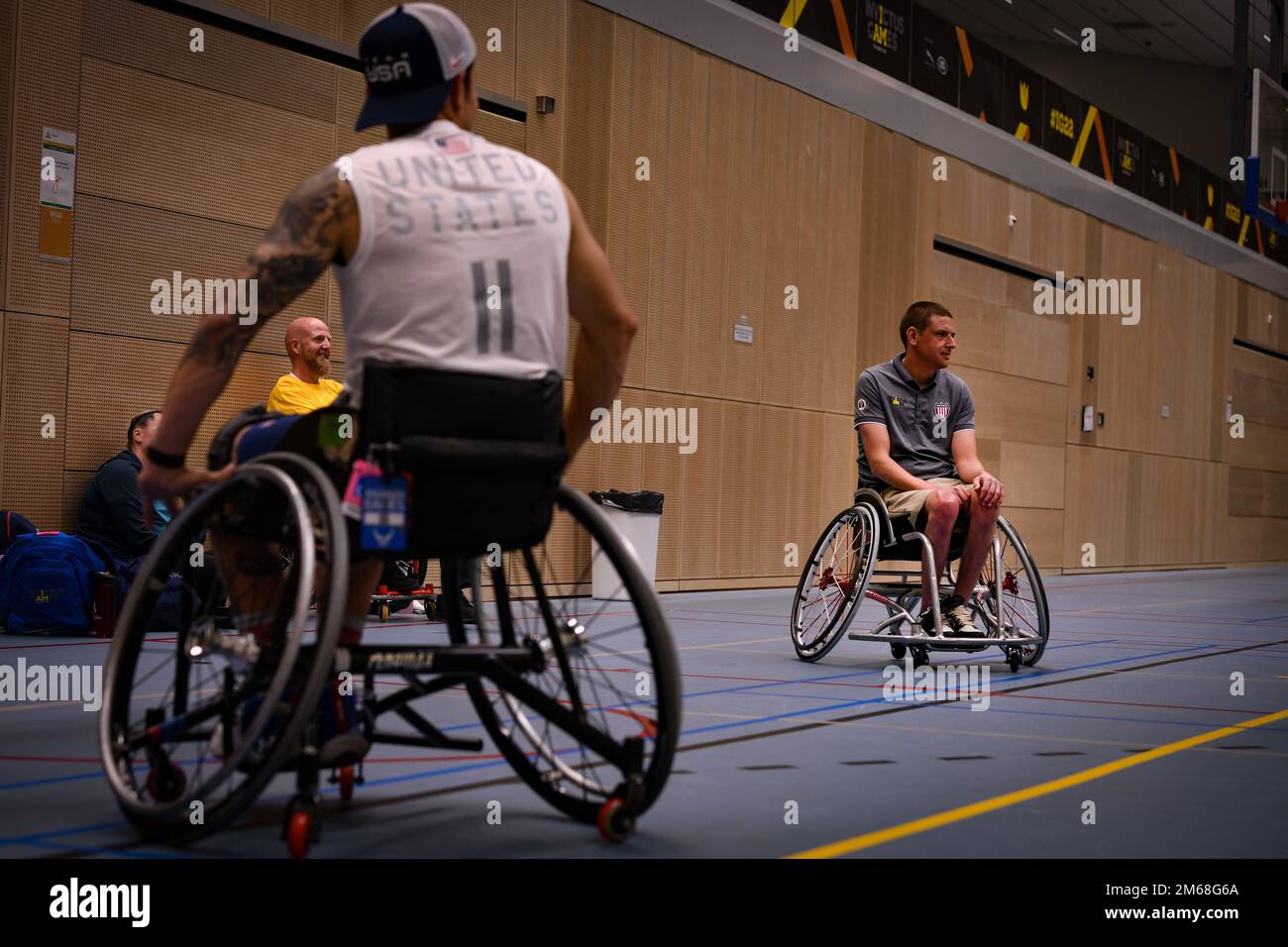 Das US-amerikanische Rollstuhl-Basketballtrainer Daniel Cashen beobachtet die Athleten beim Training für die Invictus Games in den Haag, Niederlande, 19. April 2022. Die Invictus Games bestehen aus fast 20 Nationen, mehr als 500 militärischen Wettbewerbern, die an 10 Sportveranstaltungen vom 16. Bis 22. April 2022 teilnehmen. IG22, Invictus Games, WeAreTeamUS, Rollstuhlbasketball, Stockfoto