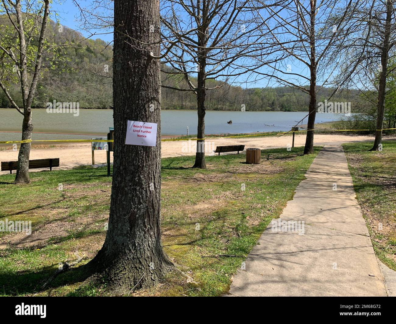 Die USA Das Army Corps of Engineers im Nashville District kündigt die sofortige Schließung des besiegten Creek Day Use Swim Beach in Carthage, Tennessee, sowie des Roaring River Swim Beach in Gainesboro, Tennessee, am Cordell Hull Lake an. Dies ist ein Foto des Roaring River Day Use Area Swim Beach, der am 19. April 2022 geschlossen ist. (Foto von USACE) Stockfoto