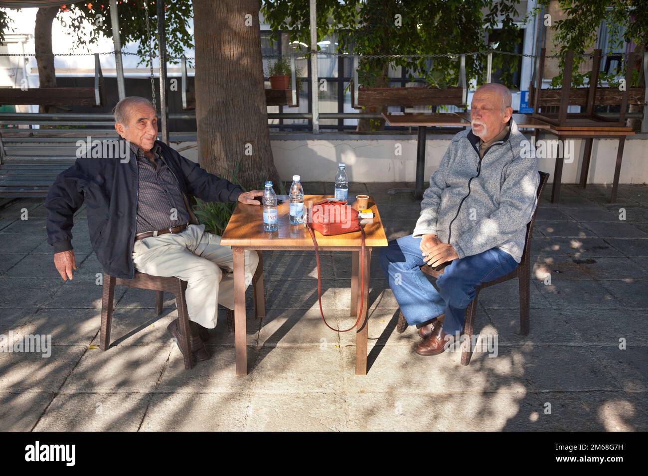 Zypern, einheimische Herren, die sich im Schatten entspannen Stockfoto