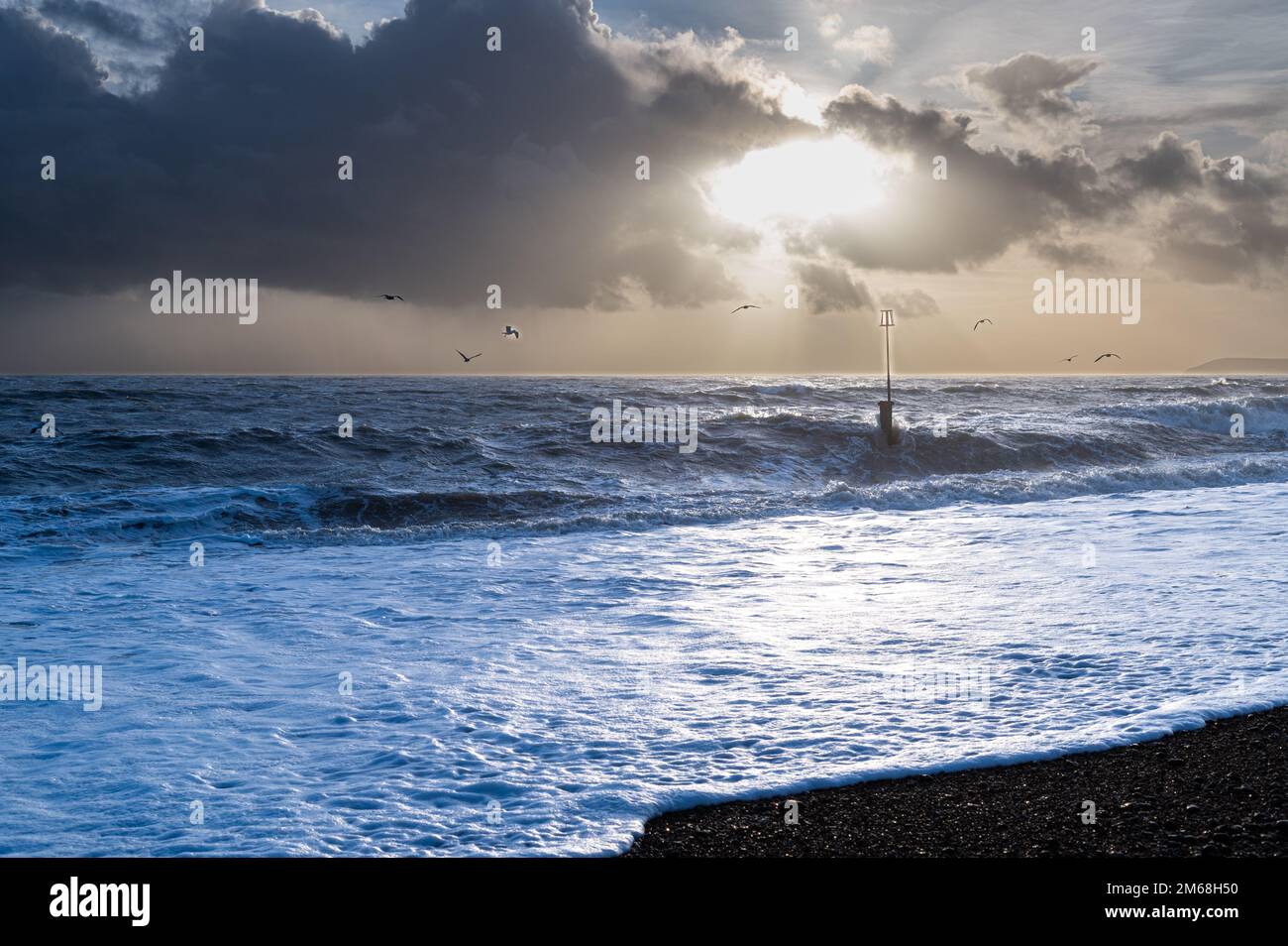 Dramatische Wolken über dem Meer und am Strand in Bexhill-on-Sea, Großbritannien Stockfoto