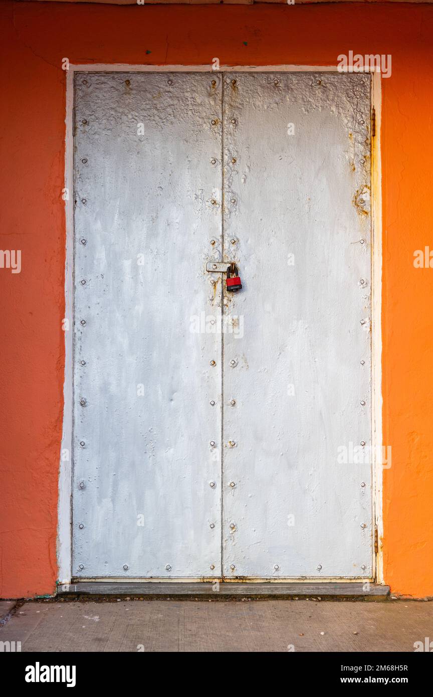 Orangefarbene Strandhütte mit silbernen Metalltüren in Bexhill-on-Sea, East Sussex, England Stockfoto
