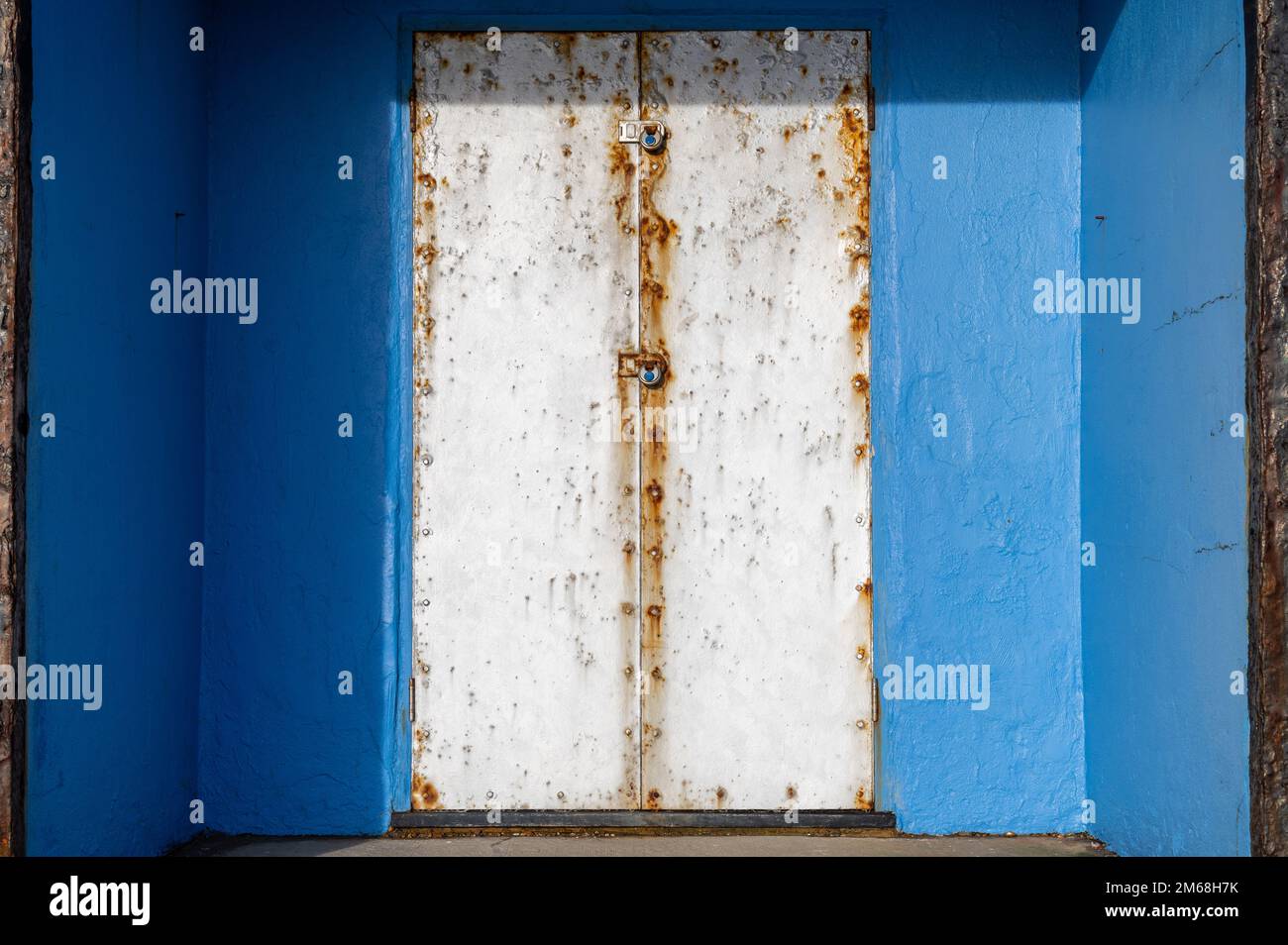 Blaue Strandhütte mit silbernen Metalltüren in Bexhill-on-Sea, East Sussex, England Stockfoto