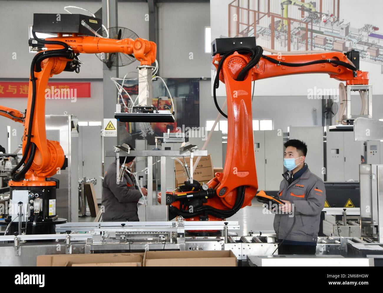 HANDAN, CHINA - 3. JANUAR 2023 - Ein Mitarbeiter stellt bei Hebei Bokolai Intelligent Equipment Technology Co LTD einen industriellen Robotergreifer vor Stockfoto
