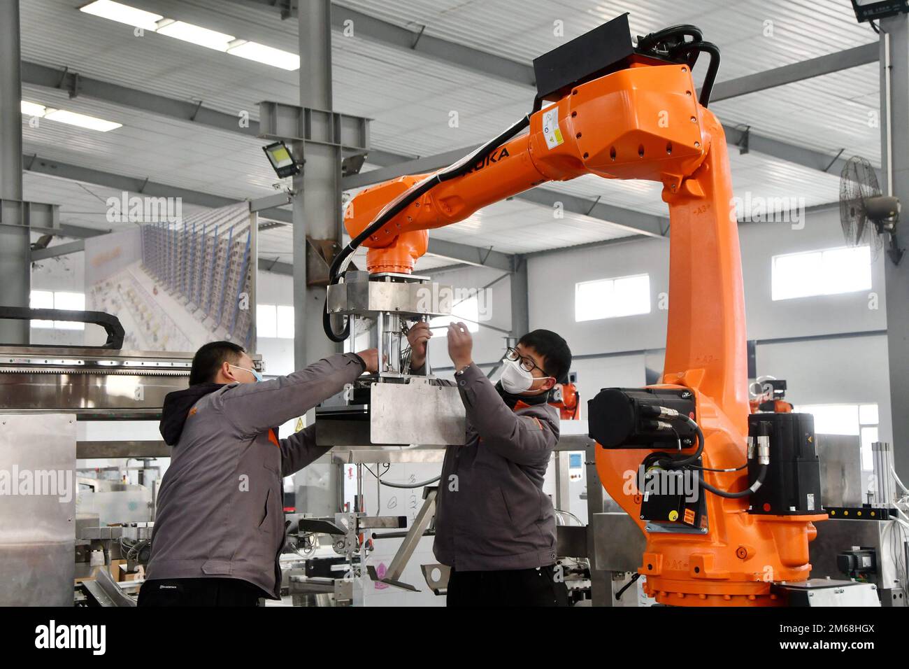HANDAN, CHINA - 3. JANUAR 2023 - Ein Mitarbeiter stellt bei Hebei Bokolai Intelligent Equipment Technology Co LTD einen industriellen Robotergreifer vor Stockfoto