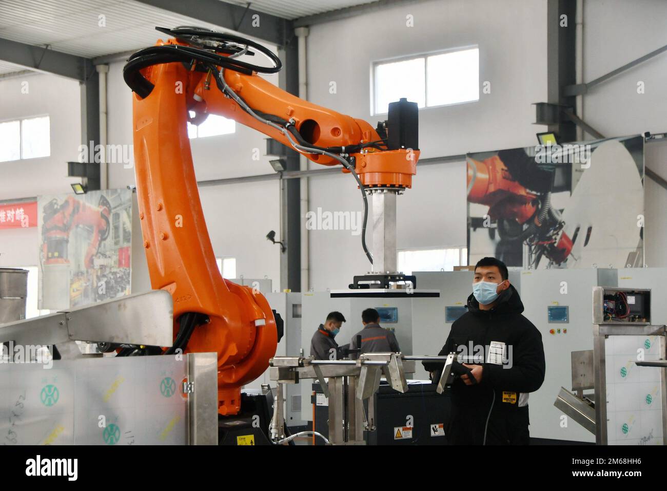 HANDAN, CHINA - 3. JANUAR 2023 - Ein Mitarbeiter stellt bei Hebei Bokolai Intelligent Equipment Technology Co LTD einen industriellen Robotergreifer vor Stockfoto