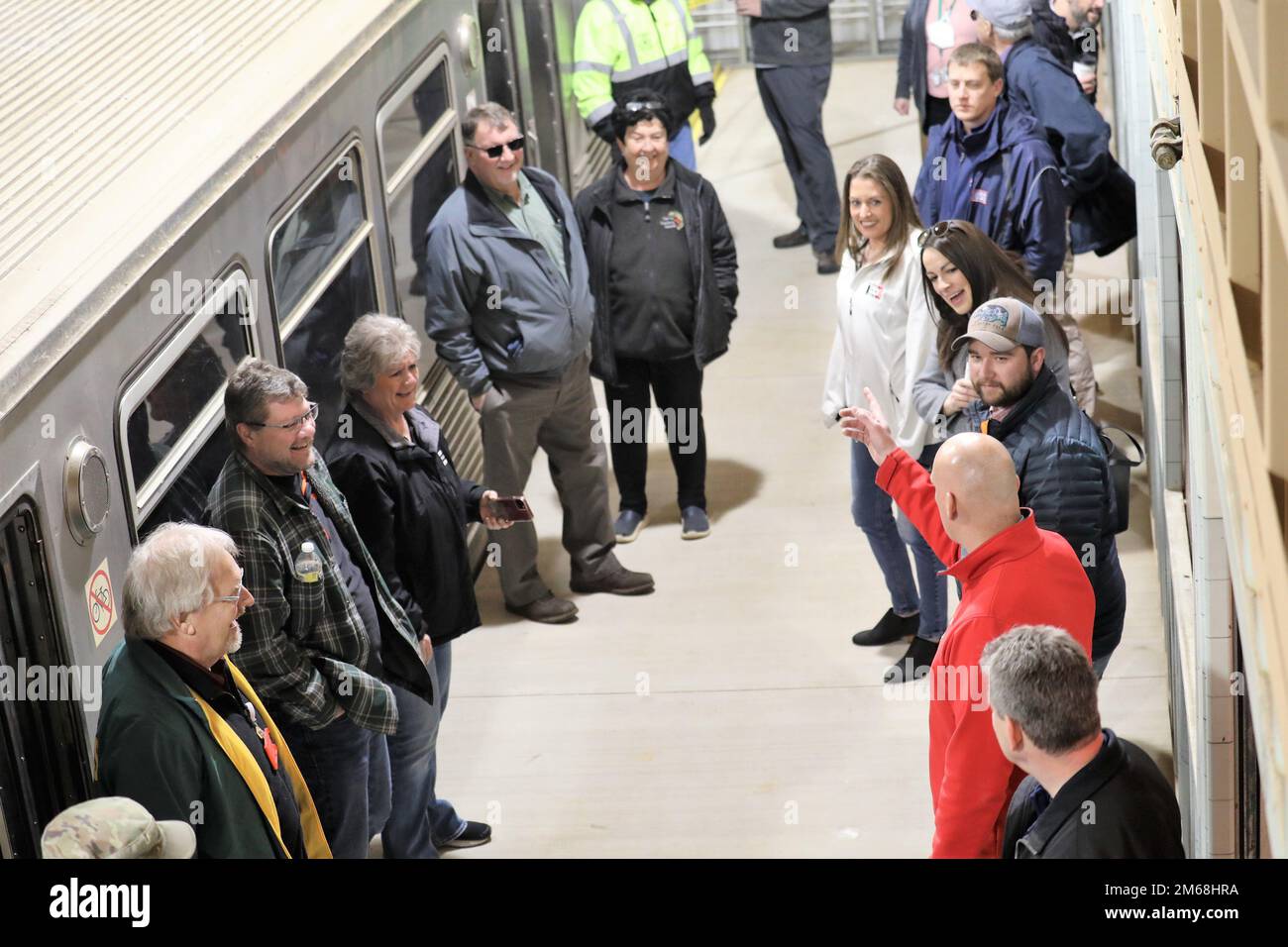 Teilnehmer an einem Community Leader Engagement besuchen am 19. April 2022 die U-Bahn-Trainingseinrichtung der Combined Arms Collective Training Facility in Fort McCoy, Wisconsin. Mehr als ein Dutzend Gemeindeführer aus Tomah, Sparta und anderen nahegelegenen Gemeinden haben sich in Fort McCoy versammelt, um die Mission des Postens aus erster Hand zu sehen. Während ihres Besuchs erhielten die Führer der Gemeinde eine Fahrt durch die Anlage und machten Halt an der Combined Arms Collective Training Facility auf der South Post, Fort McCoy Commemorative Area, Fort McCoy Simulations Training Complex im 200 Block im Kantonment Area, gar Stockfoto