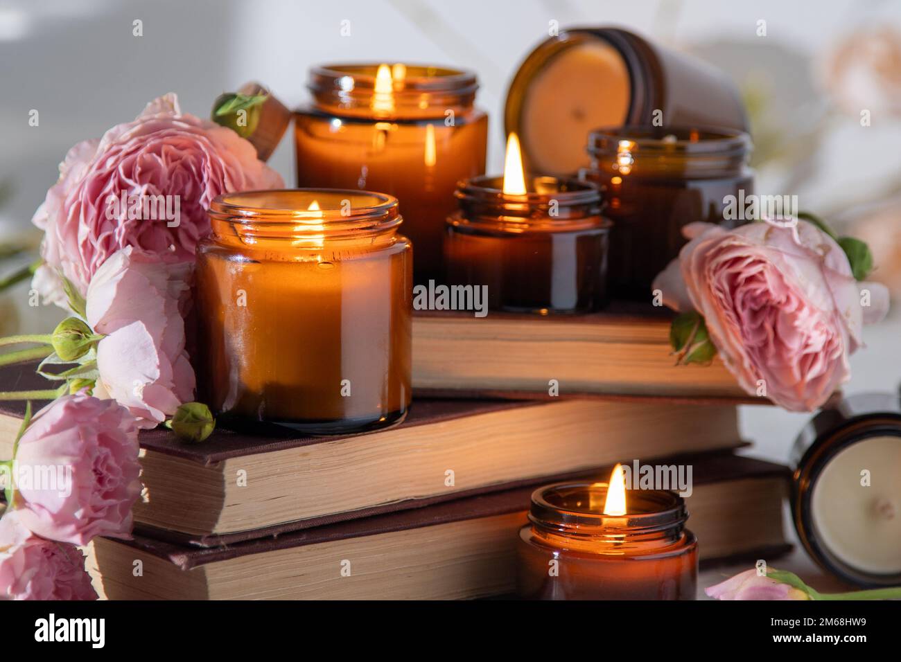 Ein Set verschiedener Duftkerzen in braunen Glasgefäßen. Handgemachte Duftkerze. Sojalkerzen brennen in einem Glas. Aromatherapie und entspannen Sie sich im Spa und zu Hause. Feuer in braunem Glas. Stockfoto