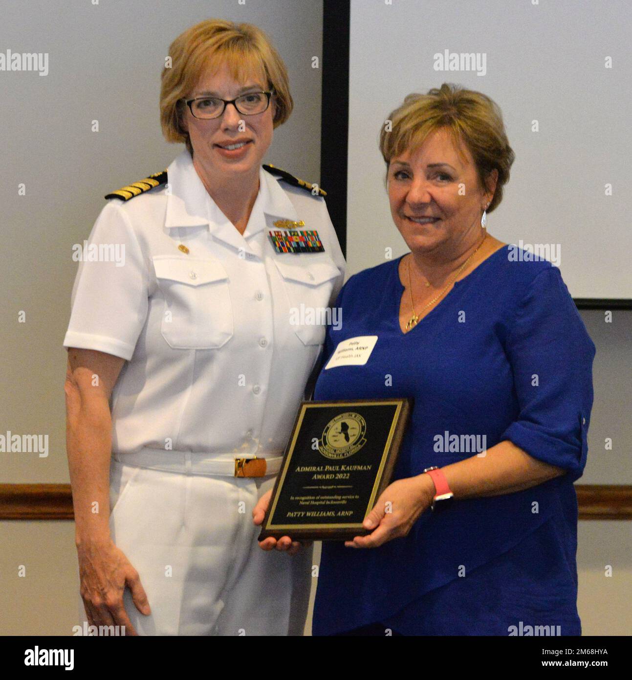 JACKSONVILLE, Florida (19. April 2022) – Captain Teresa Allen, Kommandeur des Naval Hospital Jacksonville, überreicht den Admiral Paul Kaufman Award an Patty Williams, eine Praktizierende Neugeborenenschwester an der University of Florida Health, beim Duval County Medical Society / Navy Dinner im Naval Air Station Jacksonville's Officers Club am 19. April. Die Duval County Medical Society wurde 1853 gegründet und war die erste medizinische Gesellschaft in Florida. Stockfoto