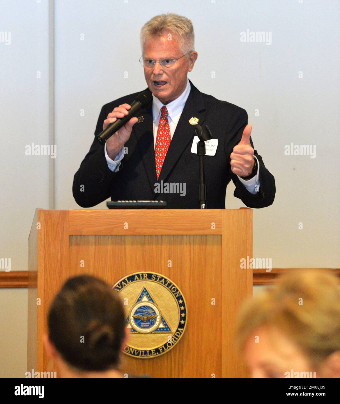 JACKSONVILLE, Florida (19. April 2022) – Mark Dobbertien, Präsident der Duval County Medical Society, spricht am 19. April beim Duval County Medical Society / Naval Hospital Jacksonville Dinner im Naval Air Station Jacksonville Officers Club. Die Veranstaltung bietet ein Forum, um medizinische Themen zu diskutieren, die für die Navy und den privaten Sektor Gesundheitsfürsorge, einschließlich kommunaler Partnerschaften, relevant sind. Die Duval County Medical Society, die älteste medizinische Gesellschaft in Florida, möchte Ärzten helfen, sich um die Gesundheit der Gemeinde zu kümmern. Stockfoto