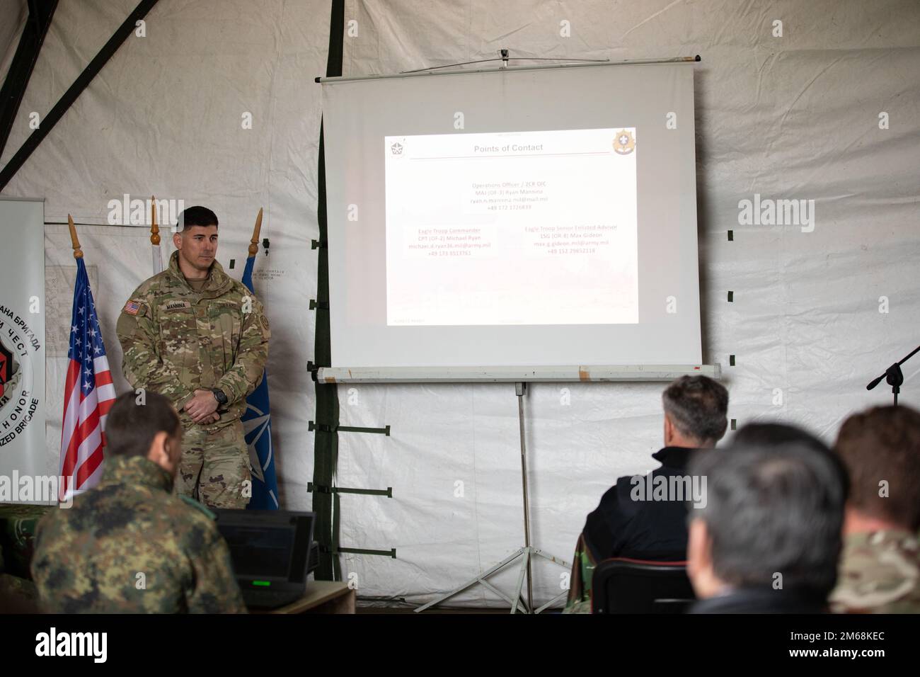 2. Offizier des Kavallerie-Regiments Major Ryan Mannina informiert den Kommandeur des Alliierten Kommandos Neapel Navy ADM. Robert Burke, während eines Besuchs im Ausbildungsgebiet Novo Selo, Bulgarien, am 19. April 2022. Das 2. Kavallerie-Regiment ist Teil des Forward Disponated Corps in Europa des V Corps, America&#39; arbeitet mit den NATO-Alliierten und regionalen Sicherheitspartnern wie Bulgarien zusammen, um kampfbereite Truppen bereitzustellen, gemeinsame und multinationale Übungen durchzuführen und Kommando und Kontrolle für alle Rotations- und Einsatzeinheiten im europäischen Theater zu behalten. NSTA ist eine Schulungseinrichtung Stockfoto