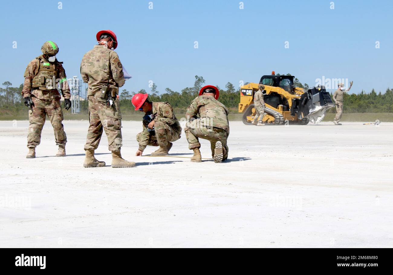 Readiness Challenge VIII Teilnehmer des 366. Civil Engineer Squadron des Air Combat Command, Mountain Home AFB, Idaho, nehmen am 19. April 2022 am Übungsgelände der Silver Flag, Tyndall Air Force Base, Florida, an der schnellen Reparatur von Flugplatzschäden Teil. Das Department of the Air Force CE Event wird vom Air Force Civil Engineer Center veranstaltet. Nach einer über 20-jährigen Pause ist die Challenge, eine Premiere für das Ingenieurministerium der Luftwaffe, wieder da. Die diesjährige Readiness Challenge ist die erste Veranstaltung zur Betriebsfähigkeit, bevor die Herausforderung die volle Betriebsfähigkeit innerhalb des erreicht Stockfoto