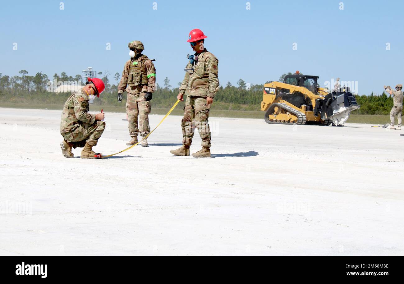 Readiness Challenge VIII Teilnehmer des 366. Civil Engineer Squadron des Air Combat Command, Mountain Home AFB, Idaho, nehmen am 19. April 2022 am Übungsgelände der Silver Flag, Tyndall Air Force Base, Florida, an der schnellen Reparatur von Flugplatzschäden Teil. Das Department of the Air Force CE Event wird vom Air Force Civil Engineer Center veranstaltet. Nach einer über 20-jährigen Pause ist die Challenge, eine Premiere für das Ingenieurministerium der Luftwaffe, wieder da. Die diesjährige Readiness Challenge ist die erste Veranstaltung zur Betriebsfähigkeit, bevor die Herausforderung die volle Betriebsfähigkeit innerhalb des erreicht Stockfoto