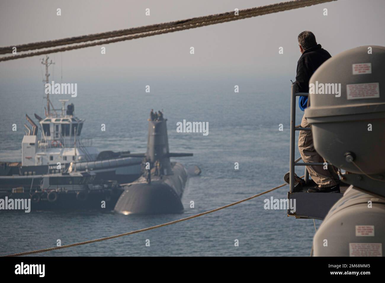 PERTH, Australien (19. April 2022) das Unterseeboot der Royal Australian Navy Collins-Klasse HMAS Farncomb (SSG 74) bereitet sich darauf vor, neben dem Unterseebooter der Emory S. Land-Klasse USS Frank Cable (AS 40) am Marinestützpunkt HMAS Stirling, 19. April 2022, anzulegen. Frank Cable ist derzeit auf Patrouille und führt expeditionäre Wartungs- und Logistikaufgaben zur Unterstützung der nationalen Sicherheit im US-7.-Flottenbereich durch. Stockfoto