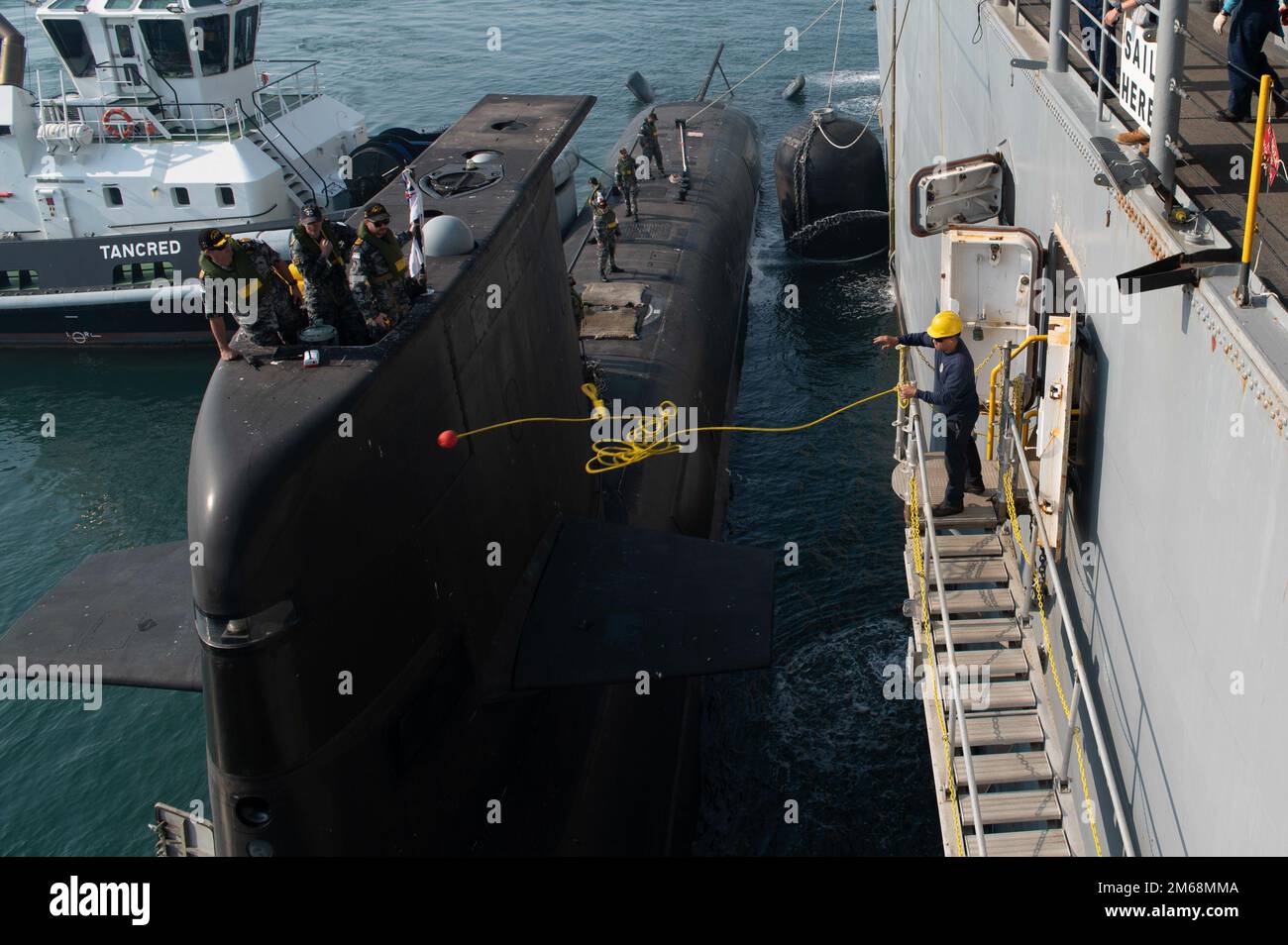 PERTH, Australien (19. April 2022) das Unterseeboot der Royal Australian Navy Collins-Klasse HMAS Farncomb (SSG 74) liegt neben dem Unterseeboot Emory S. Land-Class USS Frank Cable (AS 40) am Marinestützpunkt HMAS Stirling, 19. April 2022. Frank Cable ist derzeit auf Patrouille und führt expeditionäre Wartungs- und Logistikaufgaben zur Unterstützung der nationalen Sicherheit im US-7.-Flottenbereich durch. Stockfoto