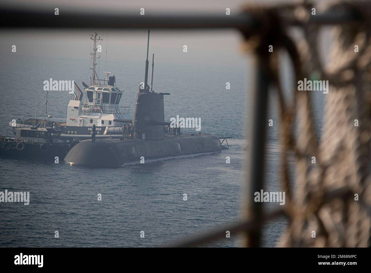 PERTH, Australien (19. April 2022) das Unterseeboot der Royal Australian Navy Collins-Klasse HMAS Farncomb (SSG 74) bereitet sich darauf vor, neben dem Unterseebooter der Emory S. Land-Klasse USS Frank Cable (AS 40) am Marinestützpunkt HMAS Stirling, 19. April 2022, anzulegen. Frank Cable ist derzeit auf Patrouille und führt expeditionäre Wartungs- und Logistikaufgaben zur Unterstützung der nationalen Sicherheit im US-7.-Flottenbereich durch. Stockfoto