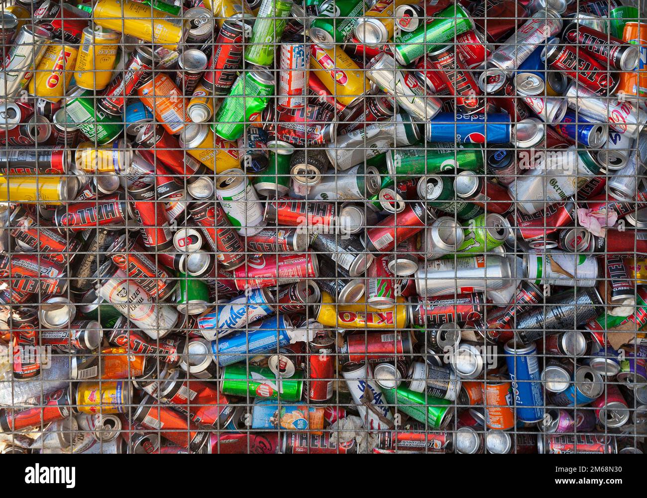 Aluminium-Getränkedosen in einem Recycling-Sammelkäfig Stockfoto