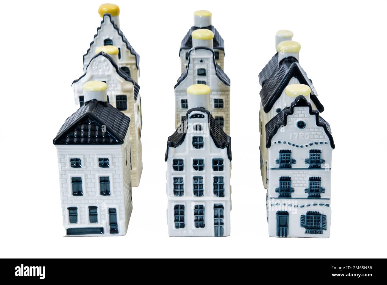 Den Helder, Niederlande. Dezember 2022. Keramikhäuser mit holländischen Giebeln, gefüllt mit Gin, auf weißem Hintergrund. Hochwertiges Foto Stockfoto