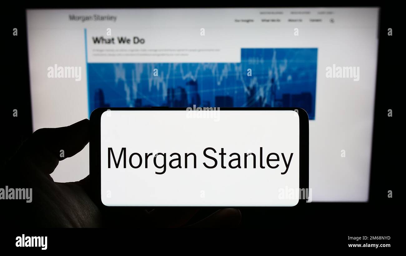 Person, die ein Mobiltelefon mit dem Logo des US-Finanzdienstleisters Morgan Stanley auf dem Bildschirm vor der Unternehmenswebseite hält. Konzentrieren Sie sich auf das Display des Telefons. Stockfoto