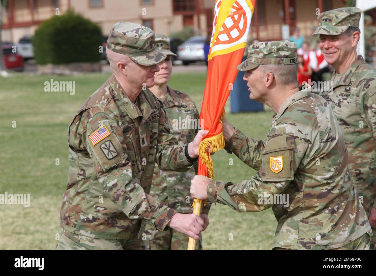 Generalmajor Christopher L. Eubank (rechts), der kommandierende General von NETCOM übergibt die Kommandofarben an NETCOM Kommandofeldwebel Major Jason McCoy (links) während des Referatswechsels am 19. April 2022 im Brown Parade Field, Fort Huachuca, Ariz Stockfoto