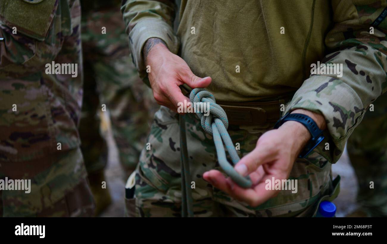 USA Air Force Tech. Sgt. Roy Wollgast, Spezialist für Überleben, Flucht, Widerstand und Flucht der Expeditionstruppe aus dem Jahr 82., praktiziert die Verbindung verschiedener Knoten während eines französischen Desert Commando Course (FDCC)-Vorabtests auf der Basis des 5. Overseas Interarms Regiment Base, Dschibuti, 19. April 2022. Der französische Vortest umfasst einen Hindernisparcours zum Schwimmen, einen 8-Meilen-Lauf, Knotenbindung und eine Einarbeitung in die französischen Waffen. Seit 2015 haben die in Dschibuti (FFDJ) stationierten französischen Streitkräfte US-amerikanische Militärangehörige mit einer gemeinsamen Task Force – Horn von Afrika und Camp Lemonnier zur Teilnahme an dem Kurs eingeladen Stockfoto