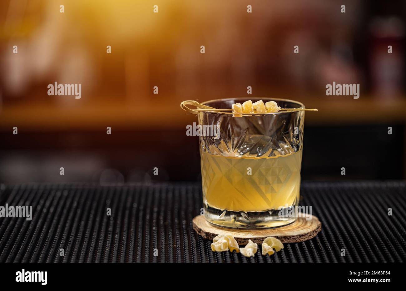Whisky-Zitronen-Fizz-Cocktail. Longdrink mit Zitronensaft, Whiskey und Ingwer Stockfoto
