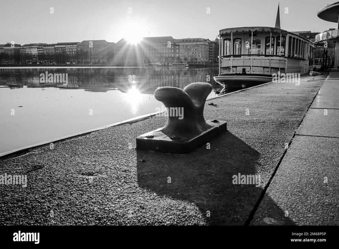 Blick vom Pier an der alster in hamburg in Richtung Stadtzentrum Stockfoto