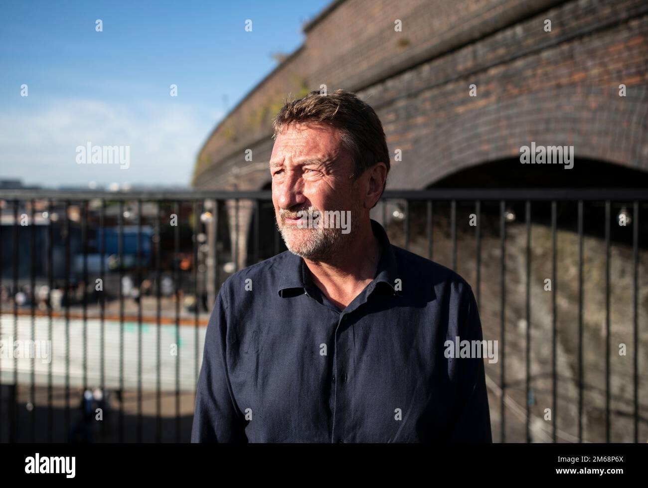 Steven Knight, Drehbuchautor und Regisseur, fotografiert in Digbeth, Birmingham. Stockfoto