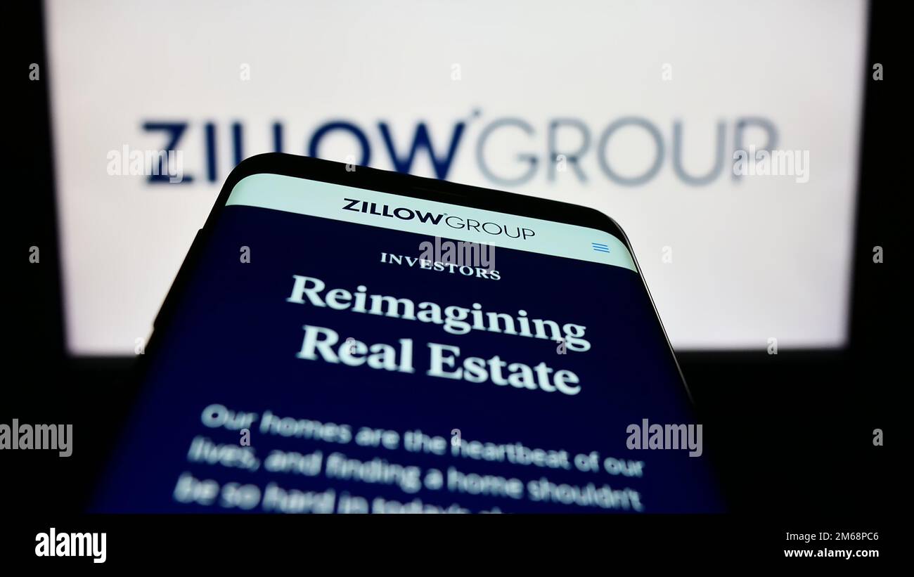 Smartphone mit Webseite des US-Immobilienunternehmens Zillow Group Inc. Auf dem Bildschirm vor dem Unternehmenslogo. Fokus auf oberer linker Seite des Telefondisplays. Stockfoto