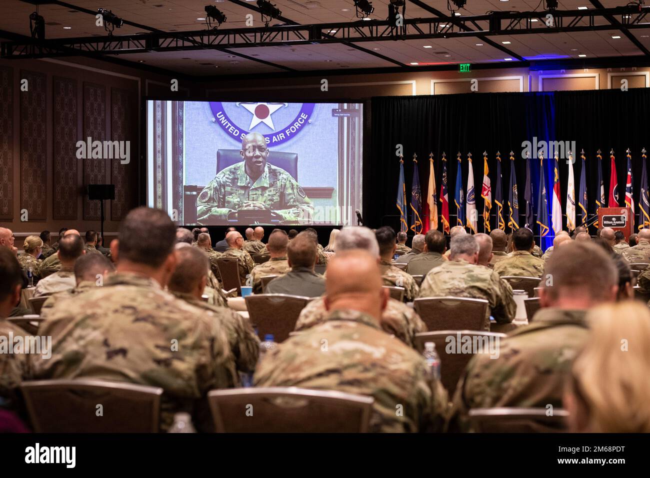 USA Air Force General C.Q. Brown, Jr., Stabschef der Air Force, spricht auf der 2022 Air National Guard Senior Leader Conference (ASLC) in Dallas, Texas, am 19. April 2022. Die ASLC hat sich mit hochrangigen Führungskräften und Befehlshabern aus den 90, 50 Bundesstaaten, 3 Territorien und den Flügeln des District of Columbia zusammengetan, um Ideen auszutauschen und Beiträge zu kritischen Fragen zu liefern, die die Zukunft der Air National Guard und der Air Force betreffen. Stockfoto