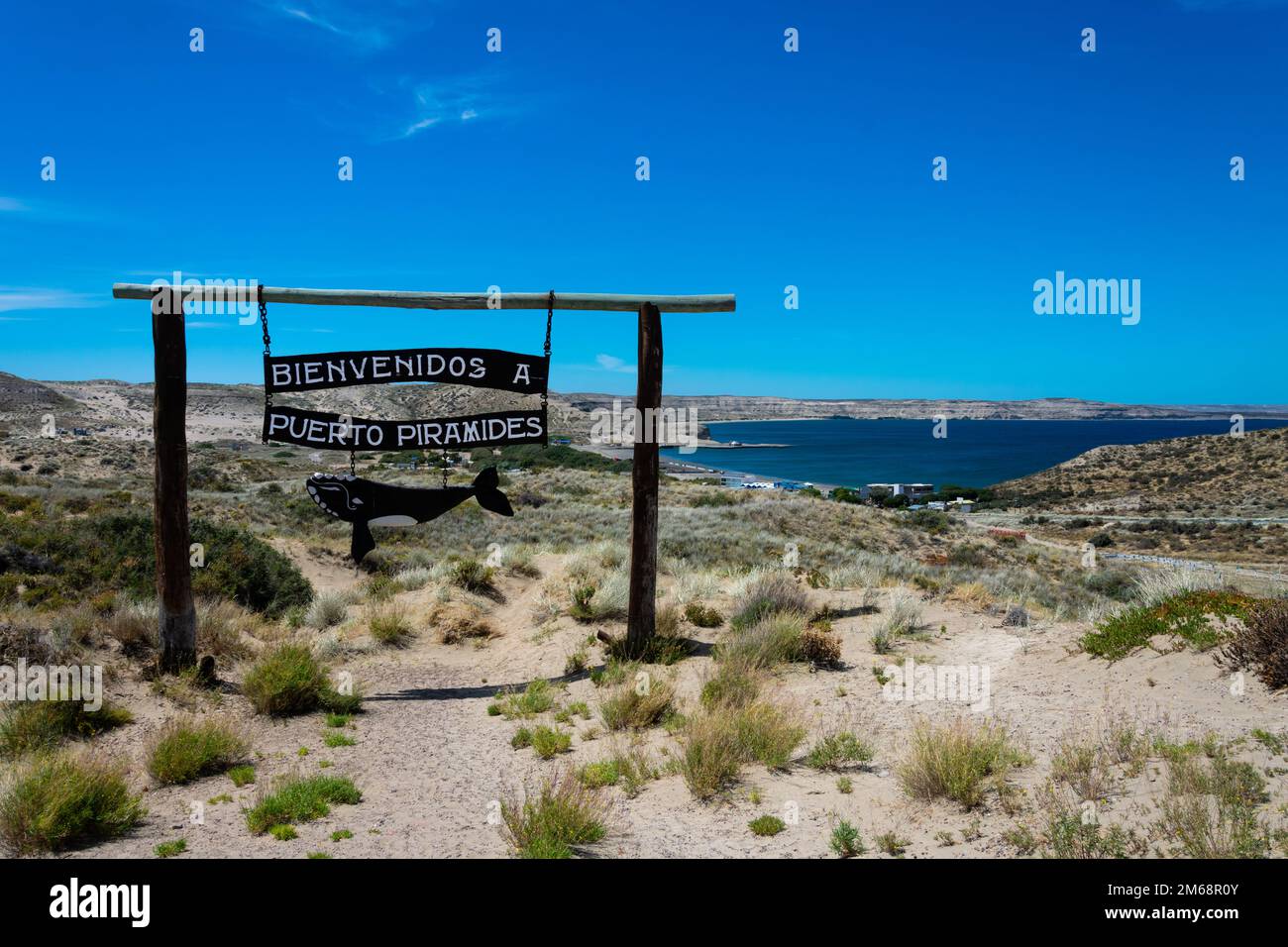 Puerto Piramides, Halbinsel Valdes, Provinz Chubut, Argentinien. 16. Dezember 2022. Puerto-Piramides-Schild aus Holz Stockfoto