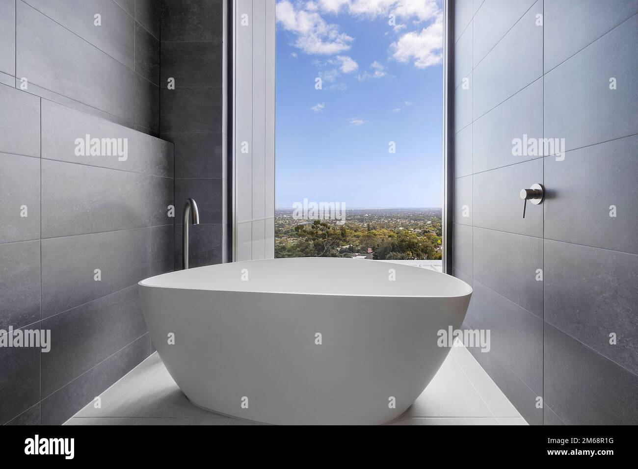 Luxuriöse freistehende Badewanne mit Aussicht Stockfoto
