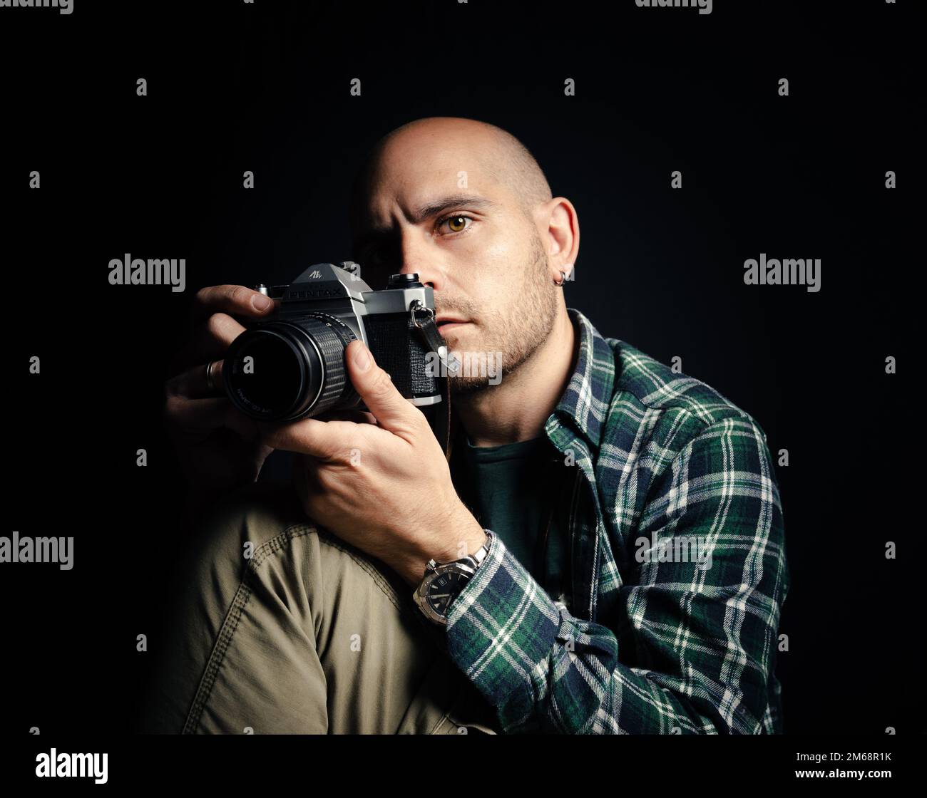 Ein männlicher Fotograf mit einer alten Spiegelreflexkamera Stockfoto