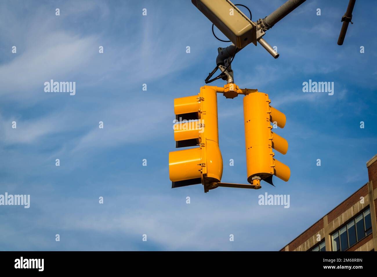 Gelbe Ampel am blauen Himmel, New York City, USA Stockfoto