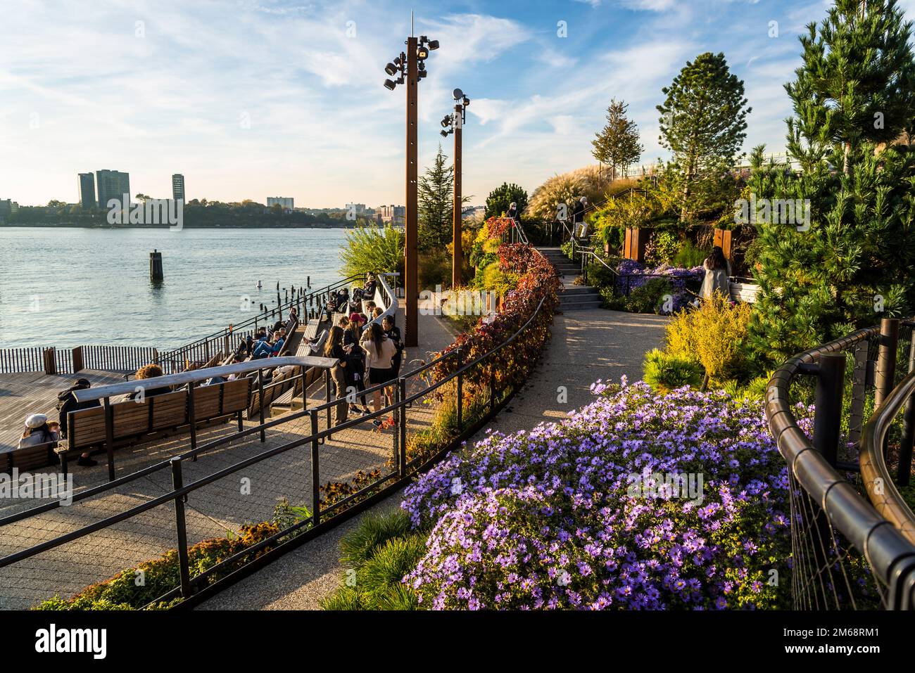 Little Island am Pier 55, einem künstlichen Inselpark am Hudson River westlich von Manhattan. Inselpark mit markantem Pfahldesign und Blumen Stockfoto