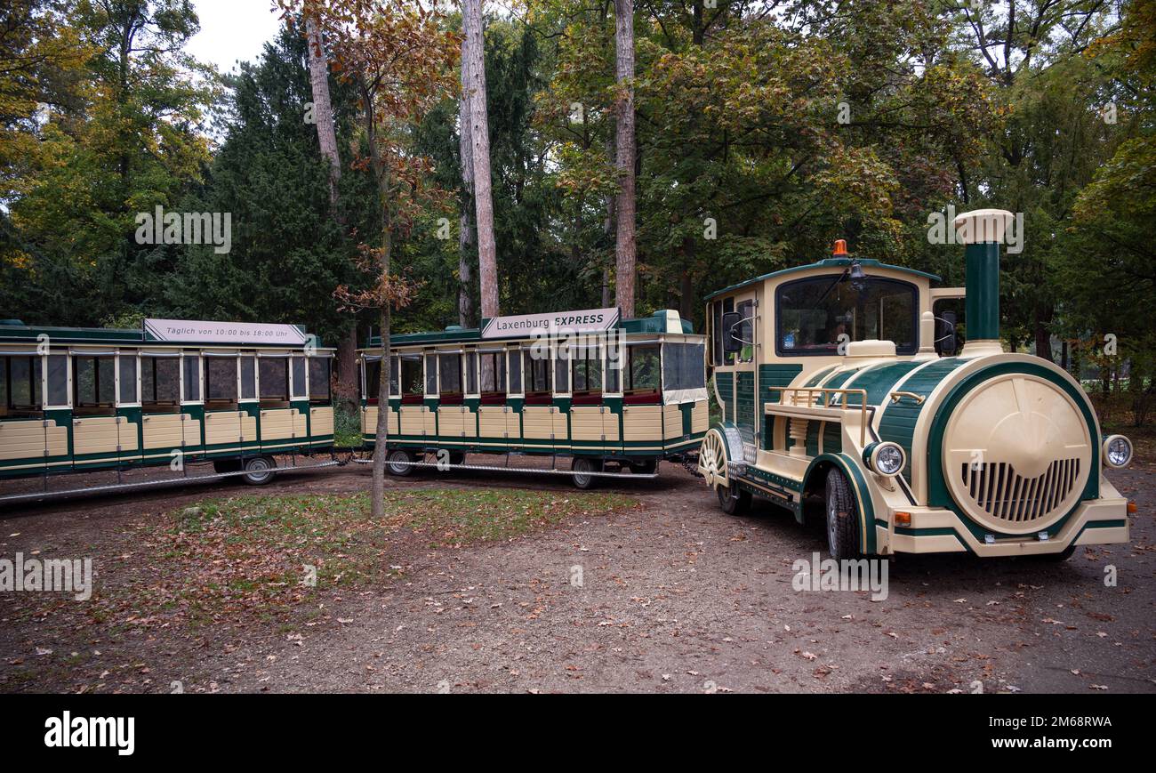 15. oktober, 2022, Österreich. Blick auf den Laxenburg Express, einen Touristenzug, der Touristen über das Schloss Laxenburg in Laxenburg, Österreich, bringt. Stockfoto