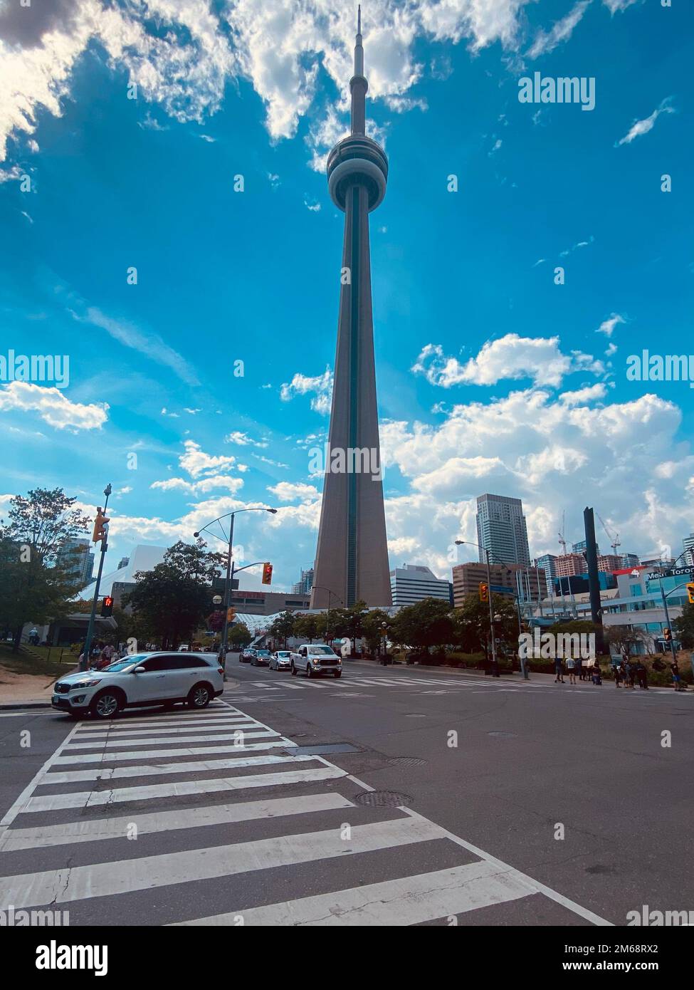 Eine vertikale Aufnahme des CN Tower in Toronto, Kanada, unter dem blauen bewölkten Himmel Stockfoto