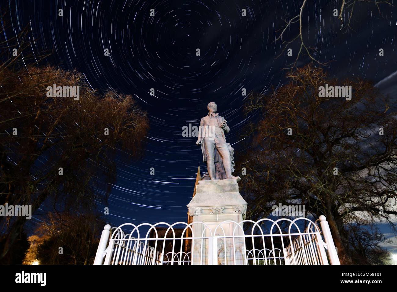 Star Trail mit Robbie Burns Statue in Montrose, Angus, Schottland. Stockfoto