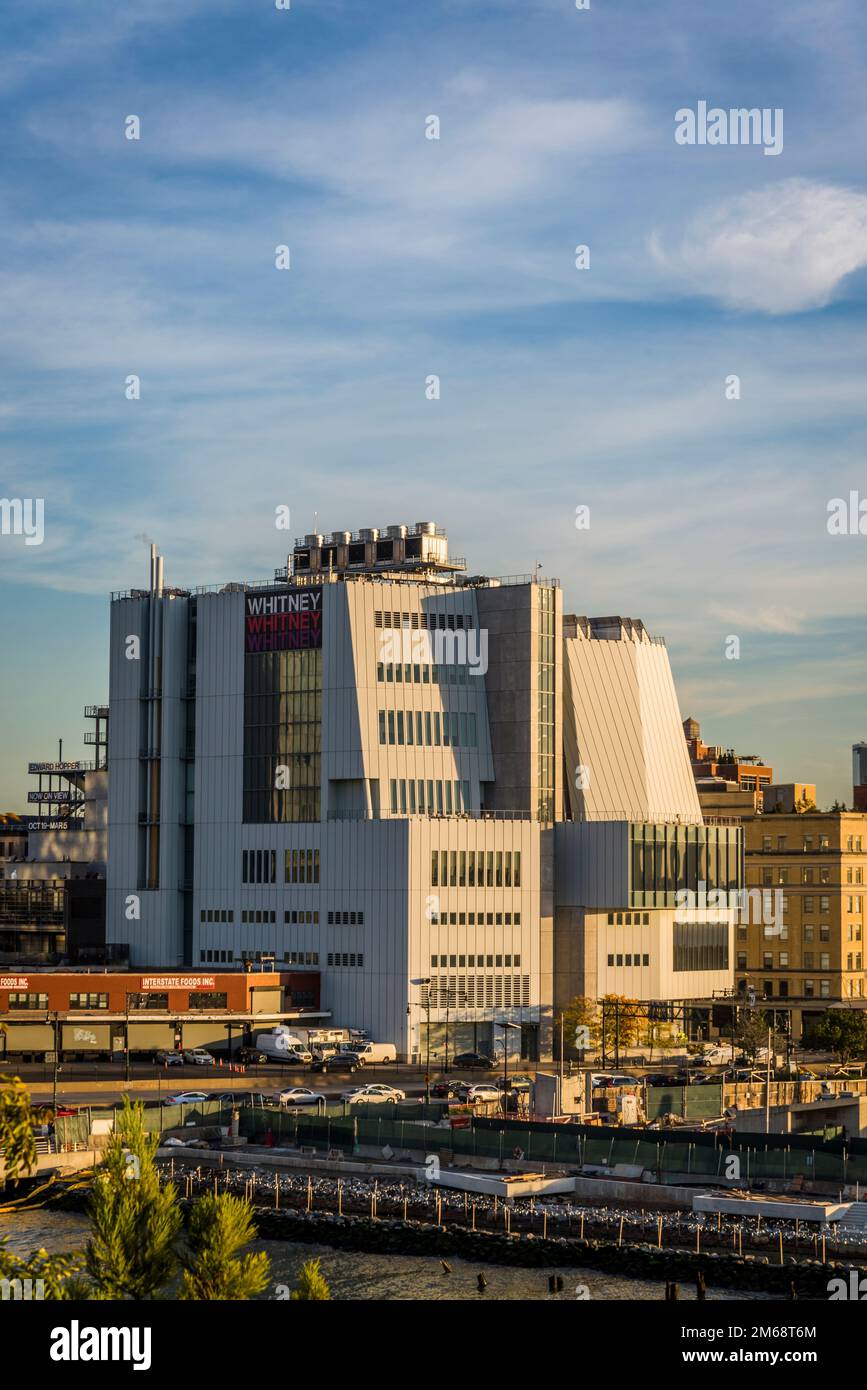 Blick auf das Whitney Museum in Manhattan von der Little Island am Pier 55, einem künstlichen Inselpark am Hudson River westlich von Manhattan, der sich öffnet Stockfoto